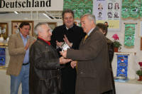 Ausstellungsleiter H. Allersdorfer �berreicht Ehrengeschenk