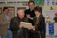 Ausstellungsleiter H. Allersdorfer �berreicht Ehrengeschenk