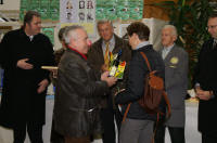 Ausstellungsleiter H. Allersdorfer �berreicht Ehrengeschenk